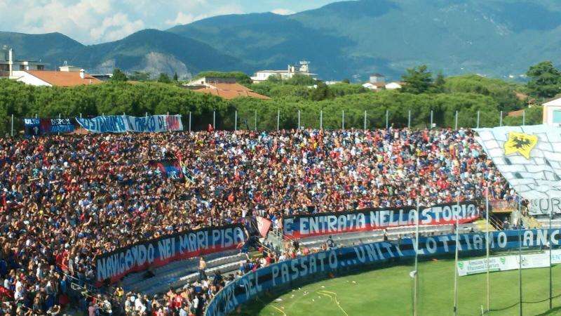 Pisa: i tifosi si stringono attorno alla squadra prima della partenza per Cesena