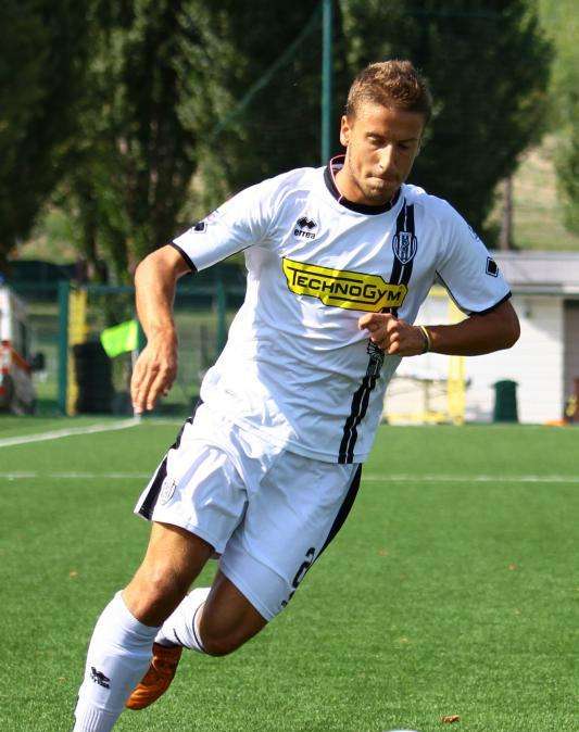 Un giovane difensore verso il Santarcangelo