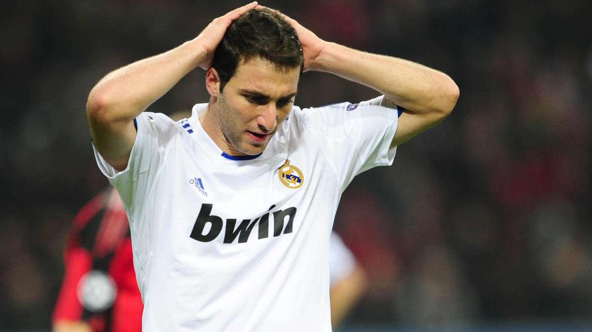 Real Madrid, tre settimane di stop per Higuain