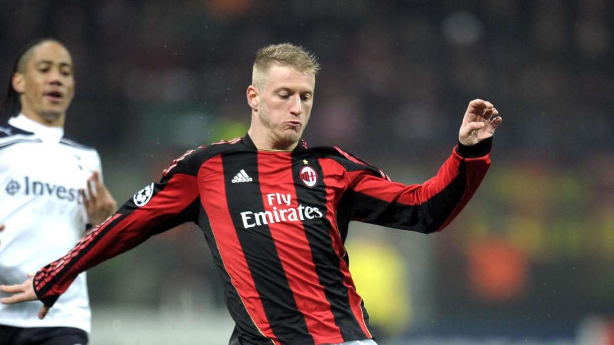 Fermata San Siro: arriva la freccia rossonera
