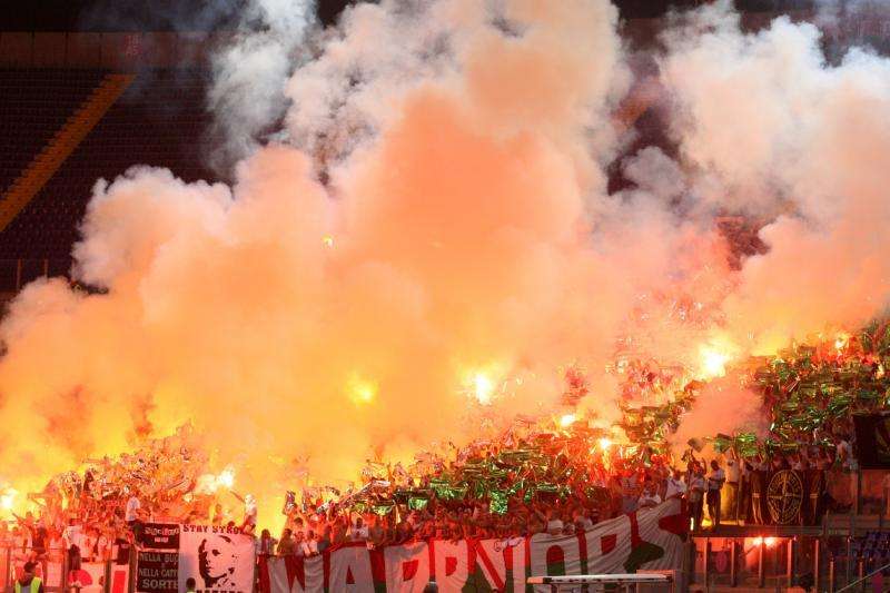 Napoli-Legia Varsavia: Fuorigrotta messa a ferro e fuoco dai tifosi polacchi