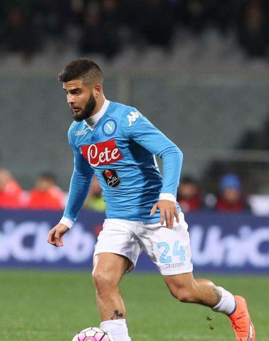 Napoli, Insigne rapinato con pistola puntata al viso
