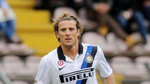 Inter, Forlan: "Quello che fanno Messi e Ronaldo è incredibile"