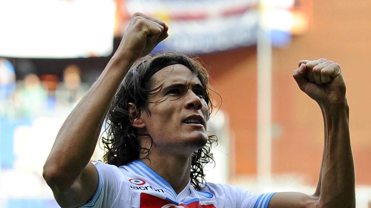 Cavani trascina il Napoli ai sedicesimi