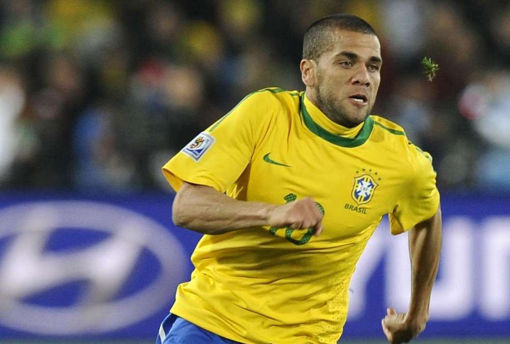 Barcellona, Dani Alves: "Se mi vendono, non mi strappo i capelli"