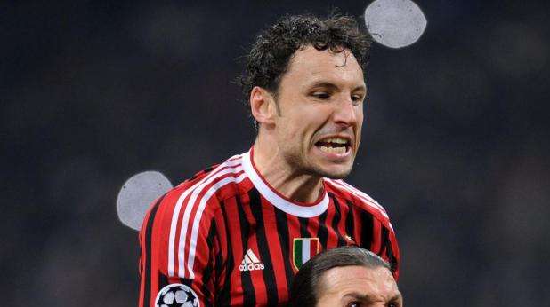 Milan, van Bommel vuole restare
