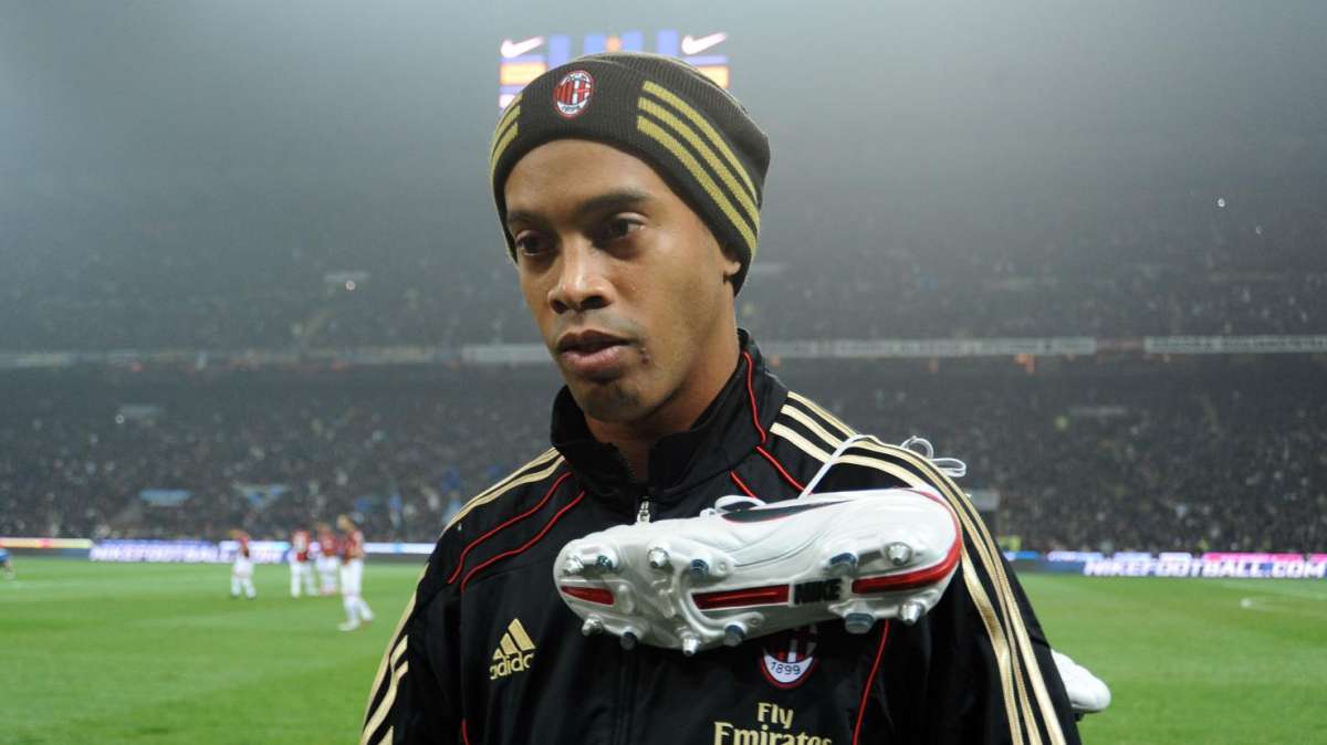 Milan, si tratta la buonuscita di Ronaldinho