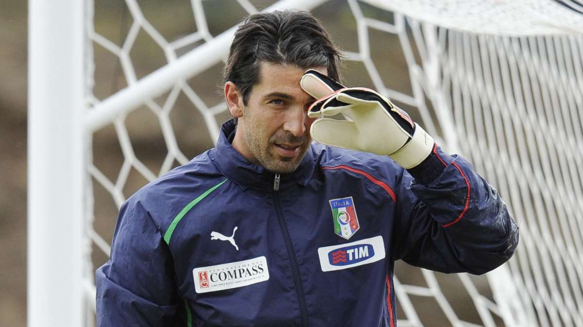 Buffon si allontana dalla Juve. In due per sostituirlo