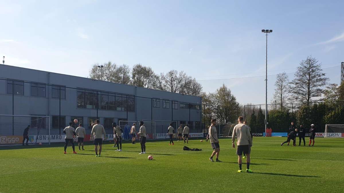Milan, per la mediana spunta il nome di Vos dell'Ajax