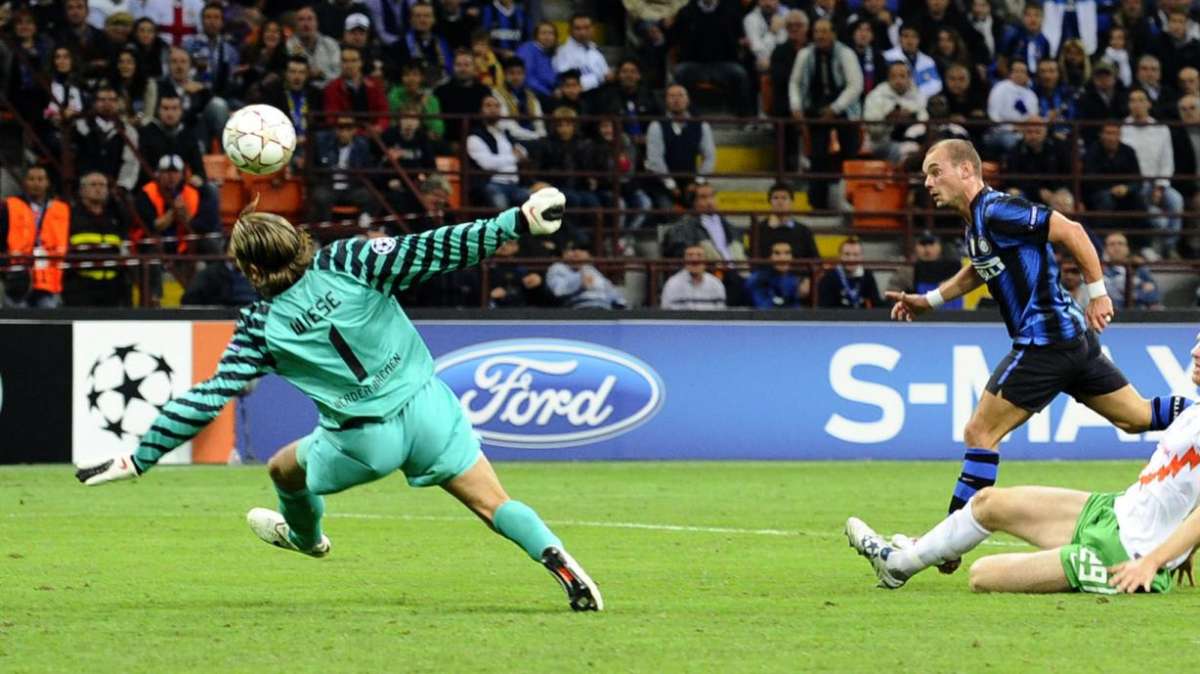 Schalke 04, Neuer saluta. Ipotesi Wiese al suo posto