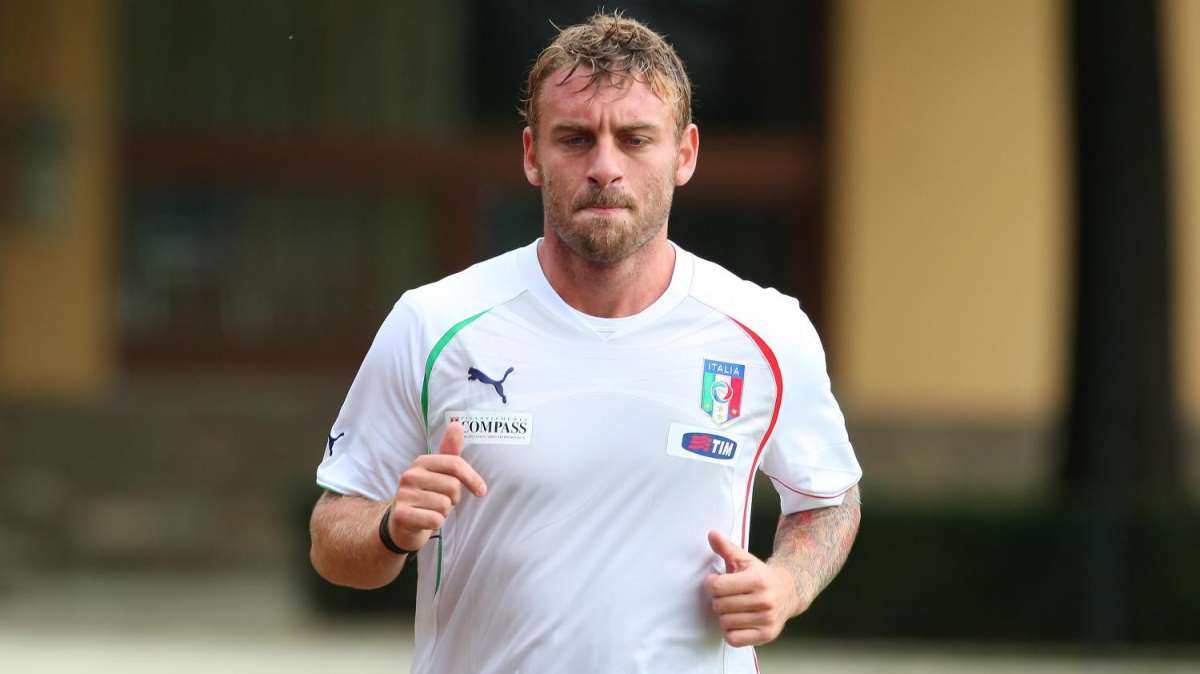 De Rossi, edema muscolare. Salta l'impegno azzurro, ma poi ci sarà