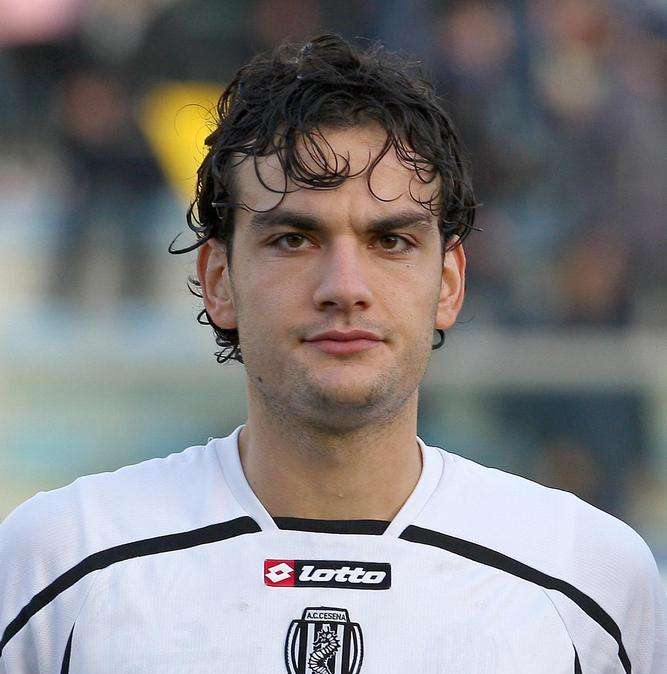Continua il derby di mercato...
