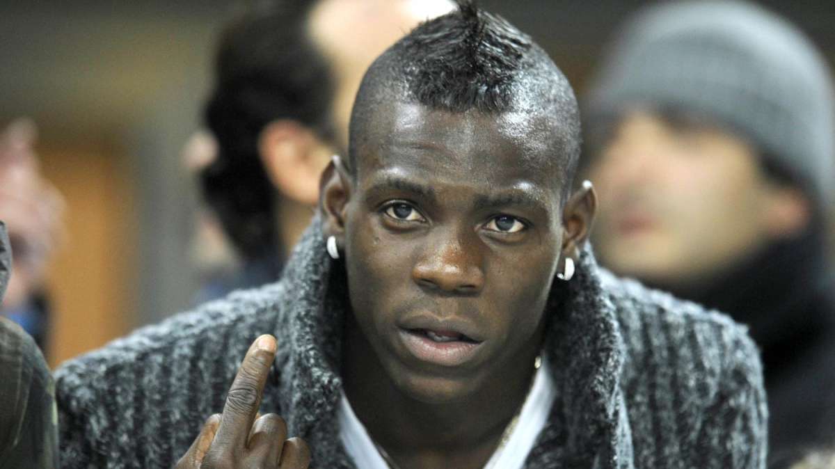 Manchester City, Mancini: "Balotelli? Pensi a fare bene con noi e non pensi a... Ibra"