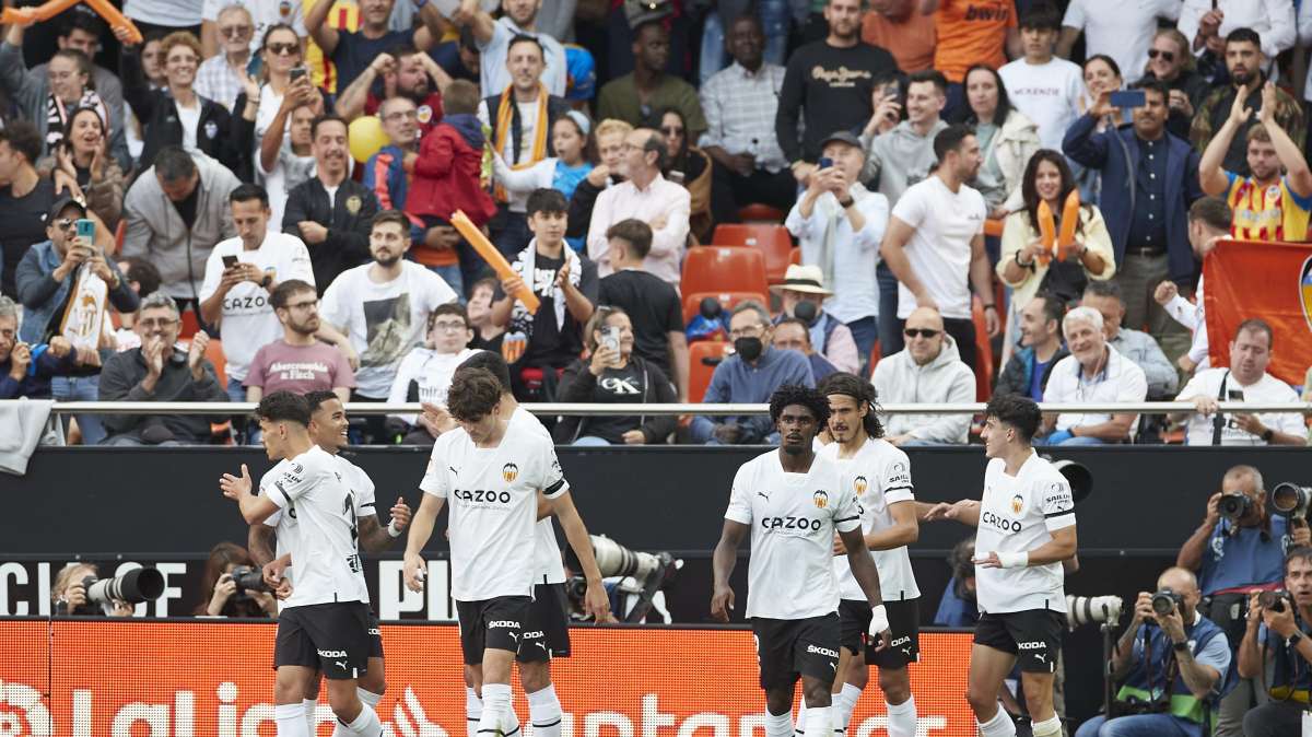Inter, occhi su Gasiorowski del Valencia: affare quasi impossibile