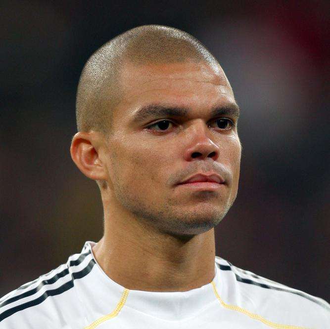 Real Madrid, pepe sputa ai giocatori del Barça dopo il clasico