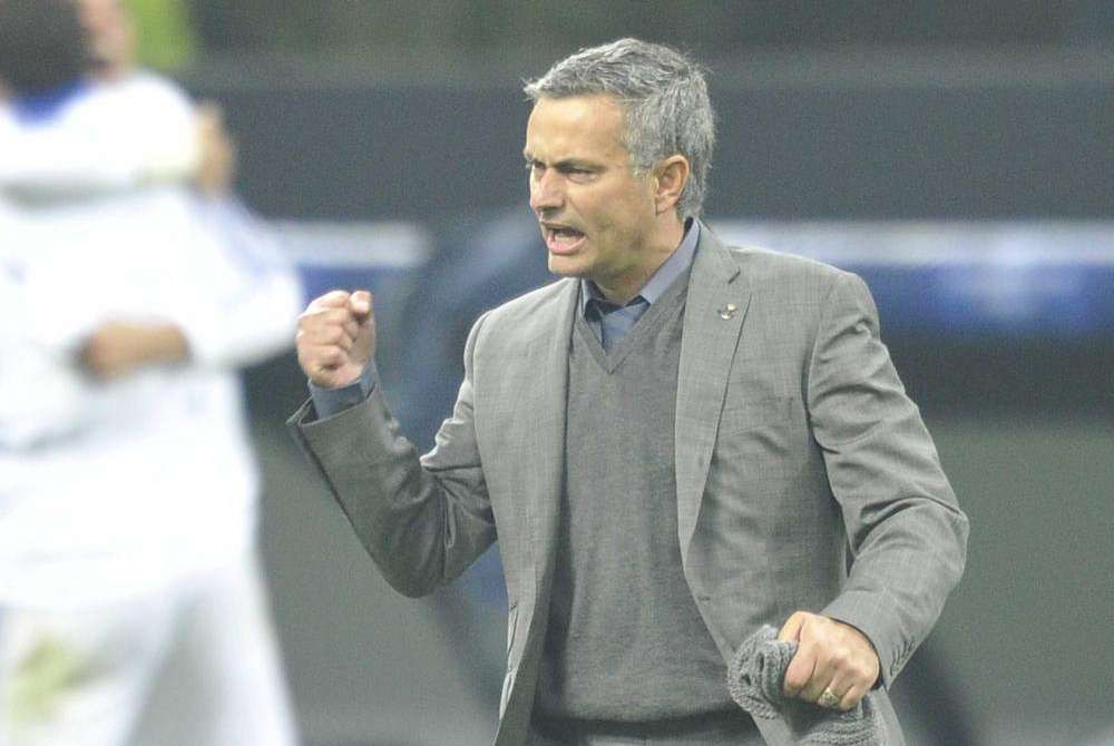 Real Madrid, Mou punge Guardiola: "Mai visto un tecnico criticare l'arbitro a priori"
