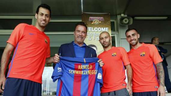 Calcio&Leggende: Arnold Schwarznegger incontra il team del Barça 