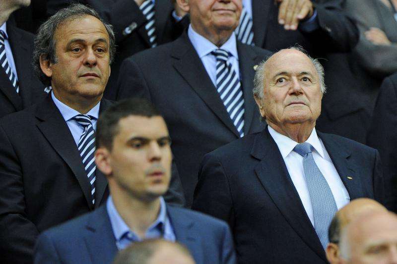 Scandalo FIFA, Blatter e Platini ancora nei guai: perquisita la Federcalcio francese