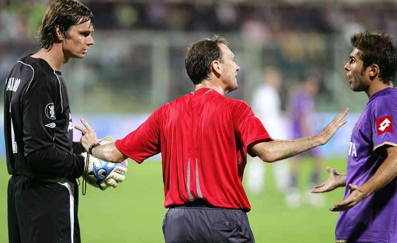 Milan-Plzen, arbitra Meyer