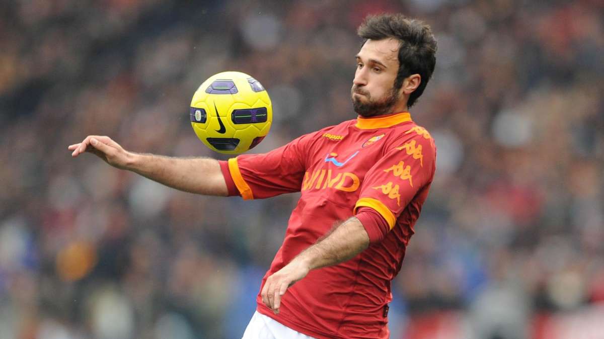 Roma, Vucinic può rientrare nell'affare Buffon con la Juve