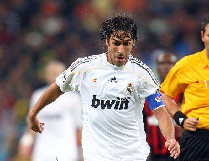 Raul gela il Mestalla. Parità tra Valencia e Schalke