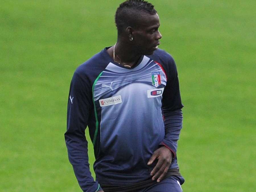 Man City, reazione allergica a l'erba di Kiev per Balotelli