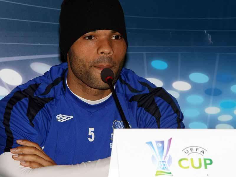 Manchester City, Lescott via se arriva un difensore