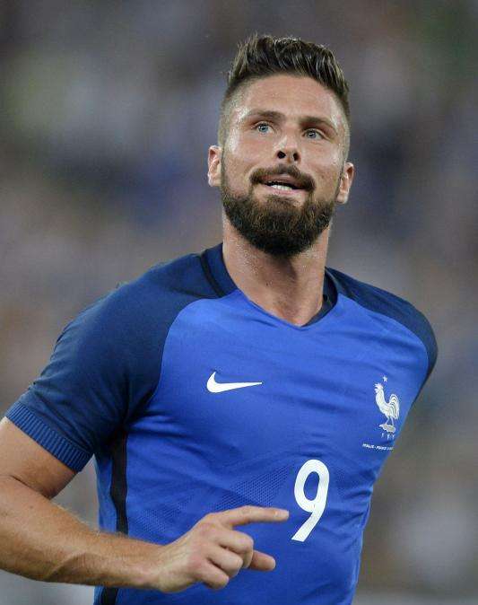 Calciomercato, Napoli in cerca dell’attaccante: ritorno di fiamma per Giroud