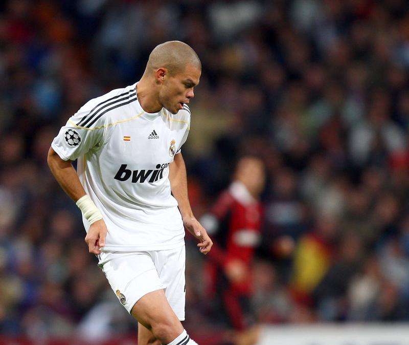 Real Madrid, Pepe per il rinnovo 'sfrutta' il Barça