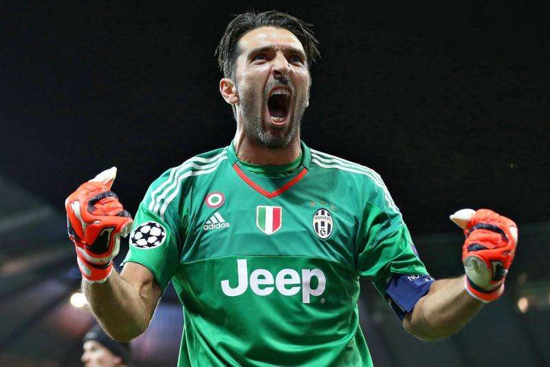 Gladbach-Juventus, LE PAGELLE: Buffon miracoloso, che gara di Traoré. Ok Lichtsteiner al rientro, altra bocciatura per Hernanes