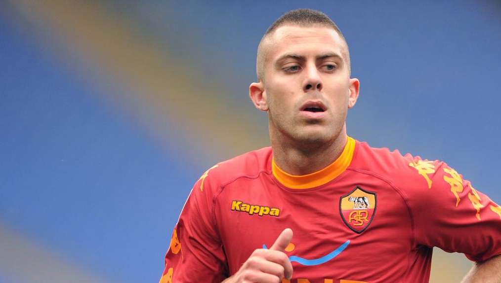 Napoli, l'agente di Menez strizza l'occhio