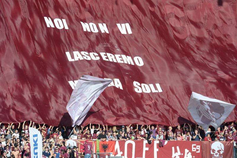 Altra pagina nera del calcio: in fiamme il bar dei granata