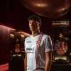Cremonese, presentata la nuova maglia Away 2025/26: un omaggio all’arte liutaia di Cremona