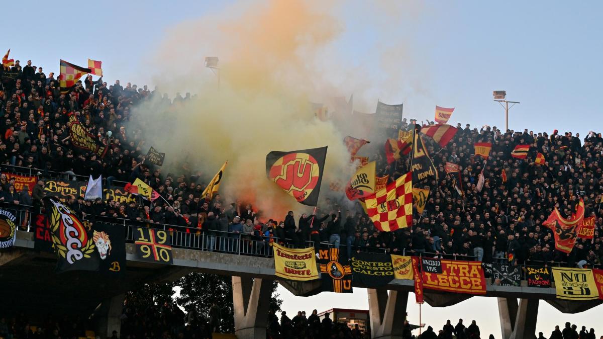 Lecce, folla di tifosi incitano la squadra all'allenamento odierno