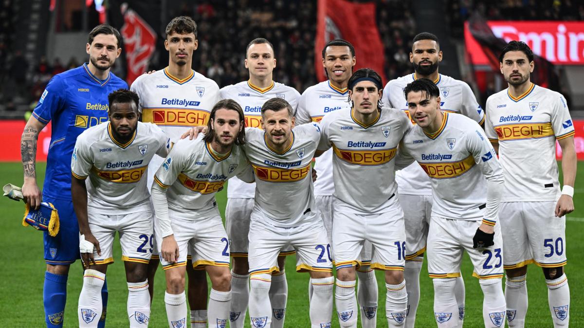 Il Lecce sbanca Cagliari e aggancia la Cremonese: si infiamma la lotta salvezza