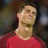 Portogallo, nervosismo Ronaldo: strappa il microfono a un giornalista e lo getta nel lago 