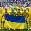 Striscione dei tifosi dell'Ucraina contro la guerra, la sicurezza lo fa rimuovere
