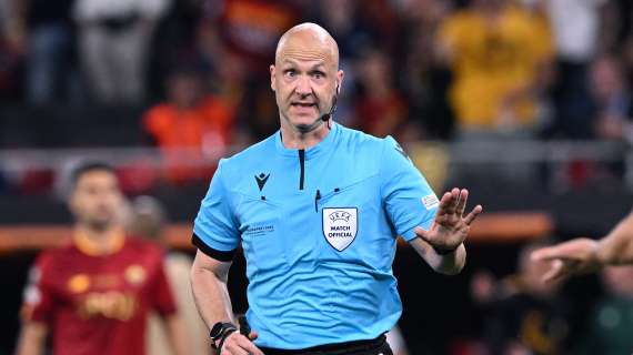 Bild - L'arbitro Taylor scortato fuori dallo stadio dopo Spagna-Germania