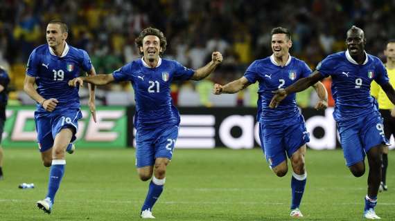 Siparietto a Casa Azzurri: un tifoso chiede a Pirlo di zittire la Merkel