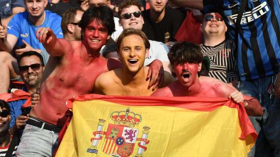 I tifosi spagnoli festeggiano per le strade di Berlino la vittoria di Alcaraz a Wimbledon 