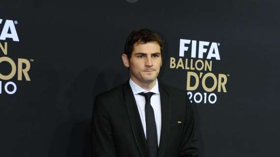 Casillas presenta il pallone della finale di Euro 2012