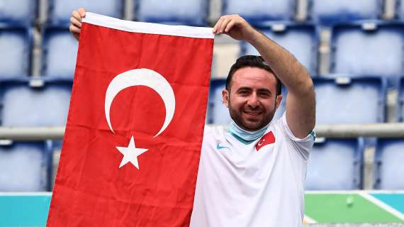 Turchia, gli ultras chiedono ai tifosi di fare il "saluto del lupo" nel match contro l'Olanda