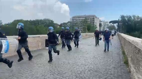 Polonia-Olanda, un uomo minaccia i tifosi: interviene la polizia che saprà 4 colpi 