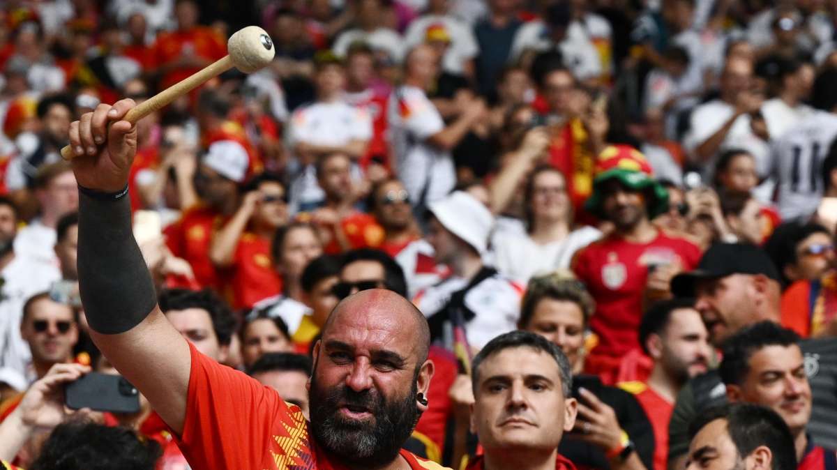 Spagna-Francia, i tifosi spagnoli intonano la Marcha Real per le strade di Monaco