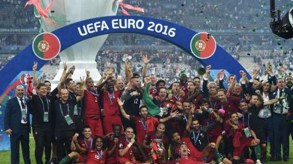 VIDEO - Non solo campioni, il Portogallo gode anche in Francia: la festa a Parigi