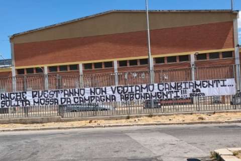 Striscione all'esterno dello Zaccheria: "Solita mossa da campagna abbonamenti"
