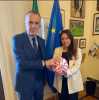 Mauro Balata consegna il pallone rosso al Ministro Alessandra Locatelli 