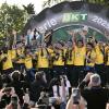 Frosinone in festa: la squadra solleva il trofeo della Serie A davanti ai suoi tifosi