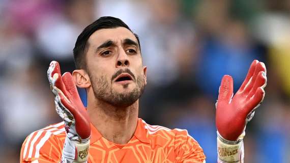 Mattia Perin guida l'esultanza juventina a fine gara sotto il settore ospiti al 'Benito Stirpe'