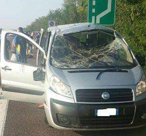 FOTONOTIZIA - Incidente per uno dei furgoni dei tifosi diretti a Verona. Nove feriti